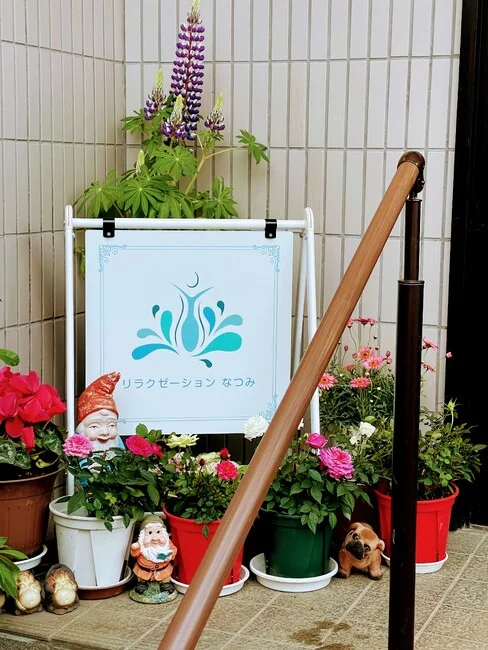 飾り罫に囲われたロゴが際立つエステサロン様のおしゃれな看板を製作いたしました。