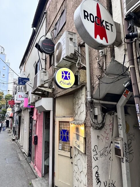 黄色と青のシンボルが店舗の目印に。バーの突き出し看板を製作いたしました。