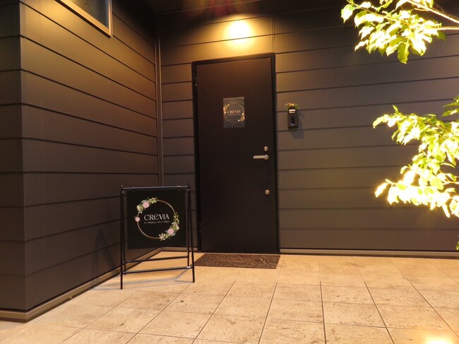 フラワー付きゴールデンリングが目を引くビューティーサロン様の店頭看板を製作いたしました。