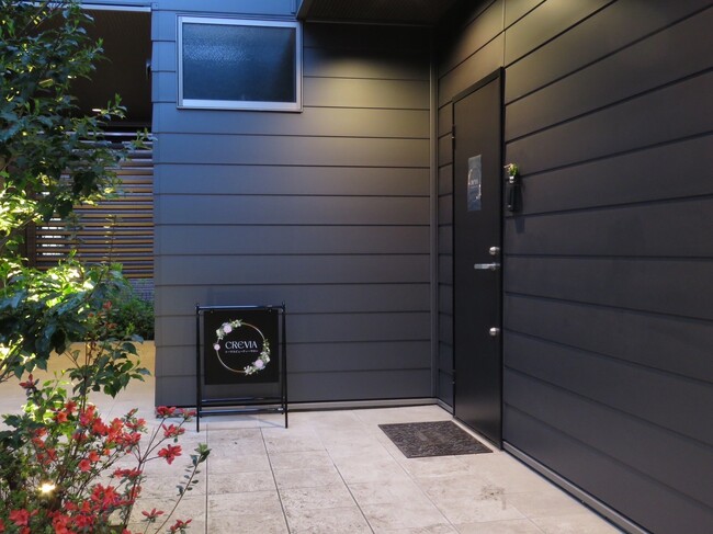 フラワー付きゴールデンリングが目を引くビューティーサロン様の店頭看板を製作いたしました。