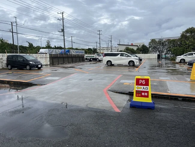 広い駐車場でもしっかり目立つ！駐車場用樹脂製スタンド看板を製作させていただきました。