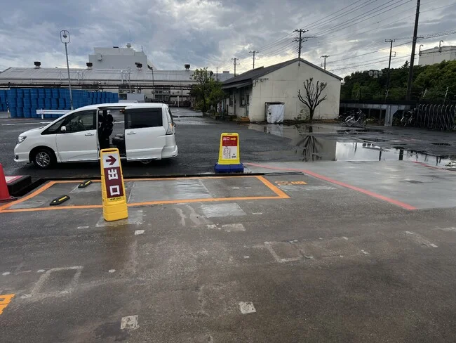 広い駐車場でもしっかり目立つ！駐車場用樹脂製スタンド看板を製作させていただきました。