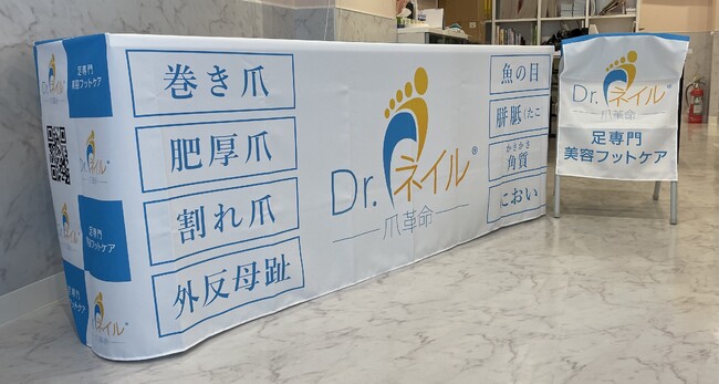 白地にブルーが映えるオシャレなテーブルクロスと椅子カバーを製作いたしました。