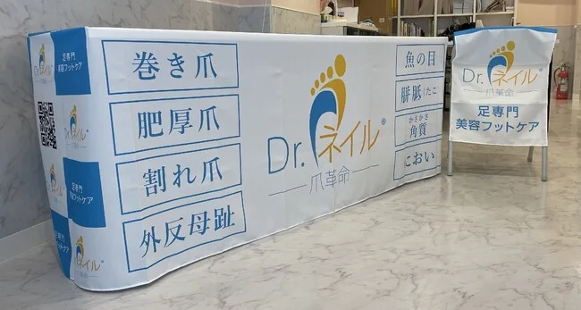 白地にブルーが映えるオシャレなテーブルクロスと椅子カバーを製作いたしました。