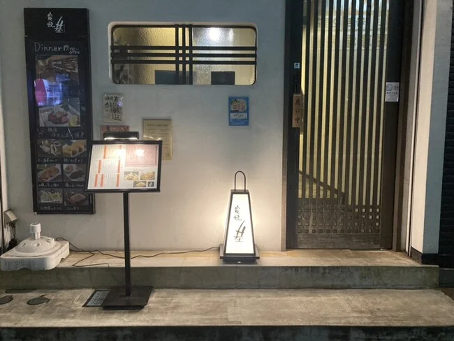 暖かい光で和の雰囲気を醸し出す、和食料理店の行灯看板を制作いたしました。