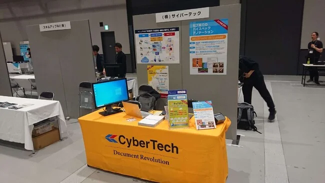 キレイな山吹色が会場に映える、システム会社様のオリジナルテーブクロスを製作させていただきました。