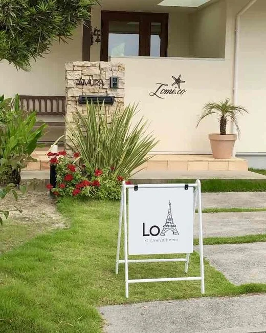 オシャレな塔のイラストが印象的なポップアップ店舗様のBサインを製作いたしました。