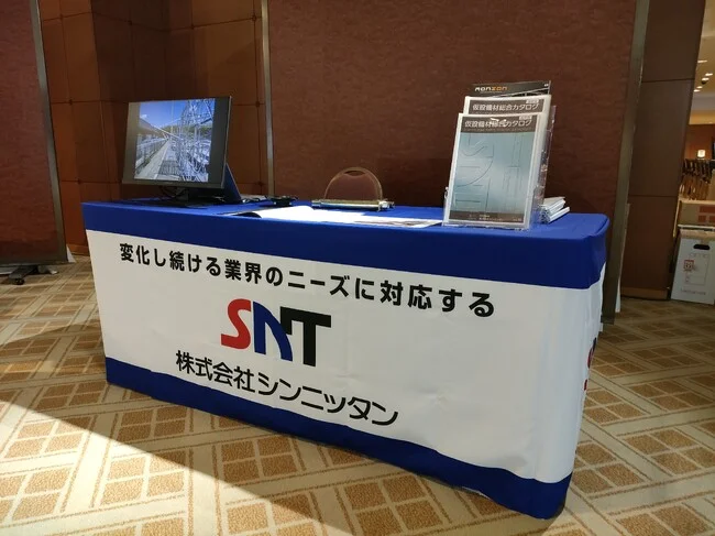 上下青ラインの清潔感のある鍛造品製造会社様のオリジナルテーブルクロスを製作いたしました。