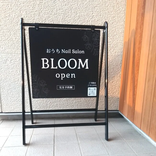 フラワーラインアートがアクセントのオシャレなネイルサロン様の店舗看板を製作いたしました。