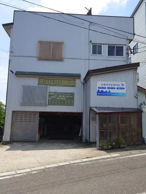 爽やかで壁面に映える外装施工業様のプレート看板を製作いたしました。