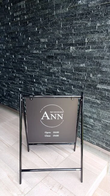 モノトーンでオシャレな脱毛サロン様のBサインを製作いたしました。