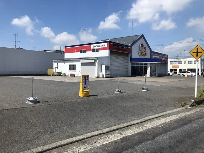 大きなサインで定休日を。タイヤショップ様の案内看板を製作いたしました。