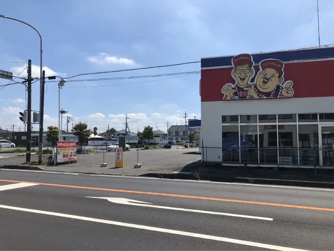 大きなサインで定休日を。タイヤショップ様の案内看板を製作いたしました。