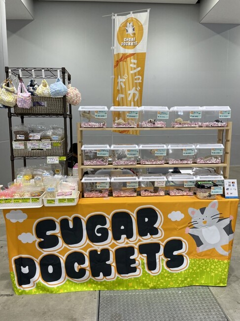 モモンガのイラストがアクセントの可愛らしいペットショップ様のテーブルクロスを製作いたしました。