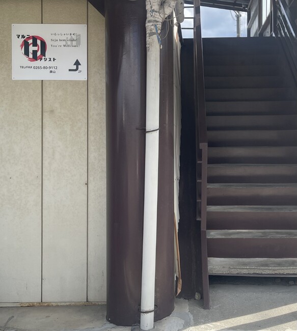 お客様をお出迎えして誘導する企業様のプレート看板を製作いたしました。