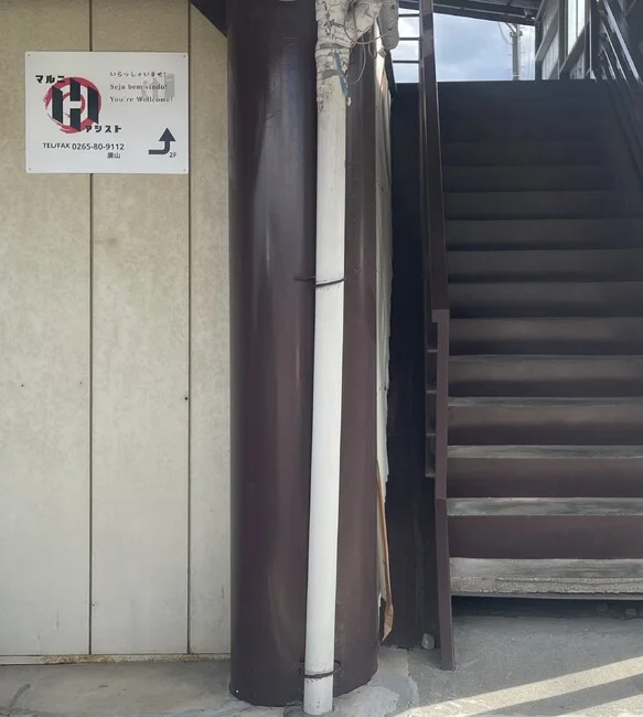 お客様をお出迎えして誘導する企業様のプレート看板を製作いたしました。