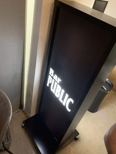 漆黒に店舗名が明るく光るバーの電飾スタンド看板を製作いたしました。