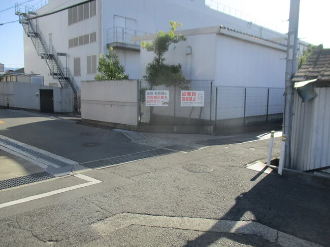 赤文字表示でよく目立つ。製薬会社様の案内看板を製作いたしました。