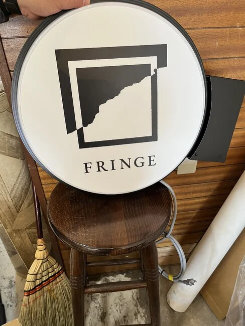 オシャレなロゴのアートギャラリー様の電飾突き出し看板を製作いたしました。