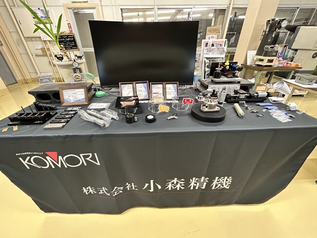 黒色にロゴと社名が映える金属加工業者様のオリジナルテーブルクロスを製作いたしました。