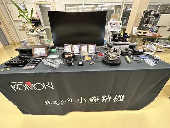 黒色にロゴと社名が映える金属加工業者様のオリジナルテーブルクロスを製作いたしました。