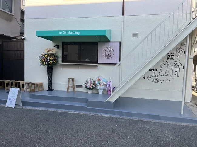 白地にグリーンのロゴが可愛らしいドーナッツテイクアウト専門店の店舗看板を製作いたしました。