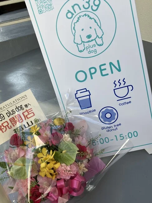 白地にグリーンのロゴが可愛らしいドーナッツテイクアウト専門店の店舗看板を製作いたしました。