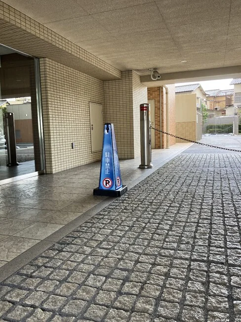 リッチな外観に映える駐車禁止メッセージポールを製作いたしました。