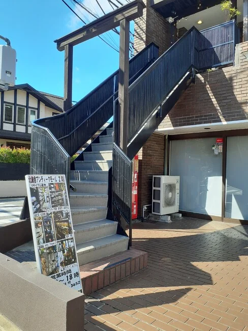 多数の写真で魅せる！アンティークショップ様の店舗看板を製作いたしました。