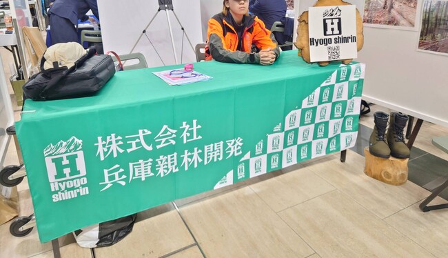 格子柄を部分的に取り入れたオシャレな林業会社様のオリジナルテーブルクロスを製作いたしました。