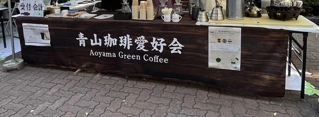 焼杉風の木目調背景の大学サークル様のテーブクロスを製作いたしました。