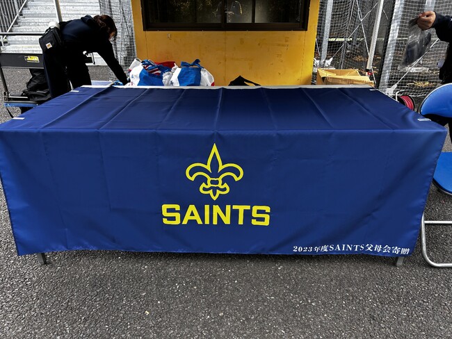 真っ青に黄色のチーム名が映えるクラブチームのオリジナルテーブルクロスを製作いたしました。