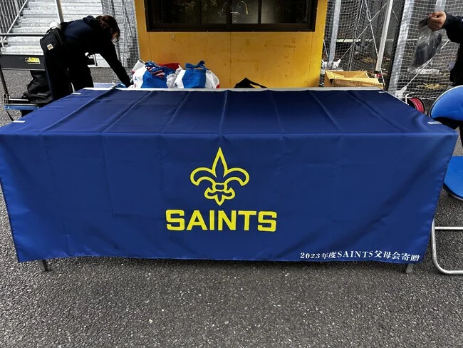 真っ青に黄色のチーム名が映えるクラブチームのオリジナルテーブルクロスを製作いたしました。