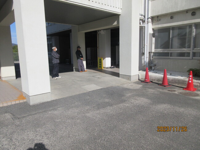 黄色に黒字ではっきり見える！防災避難訓練会場への誘導にスタンドプレート900を製作いたしました。