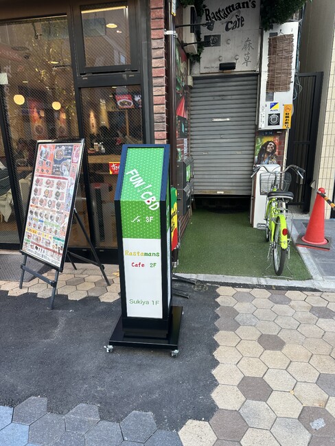 独創的な形状とデザインでシンボルサインに。健康美容製品ショップ様の店舗看板を製作いたしました。