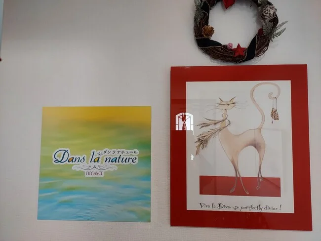 鮮やかな背景が目を惹く焼き菓子店様の店舗看板を製作いたしました。