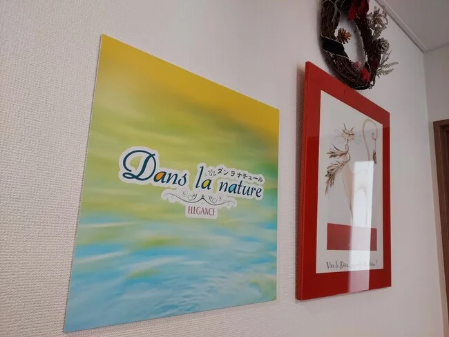 鮮やかな背景が目を惹く焼き菓子店様の店舗看板を製作いたしました。