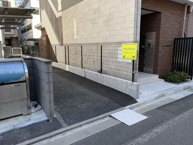 猫のシルエットがアクセントの目立つ明るい配色のプレート看板を製作いたしました。