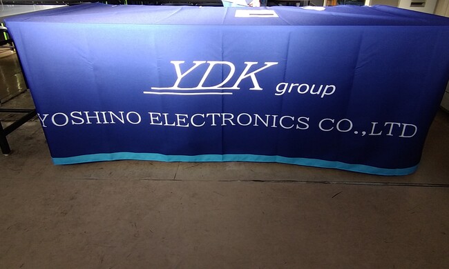 聡明なブルーに社名が映える製造業のオリジナル椅子カバー・テーブルクロスを製作いたしました。