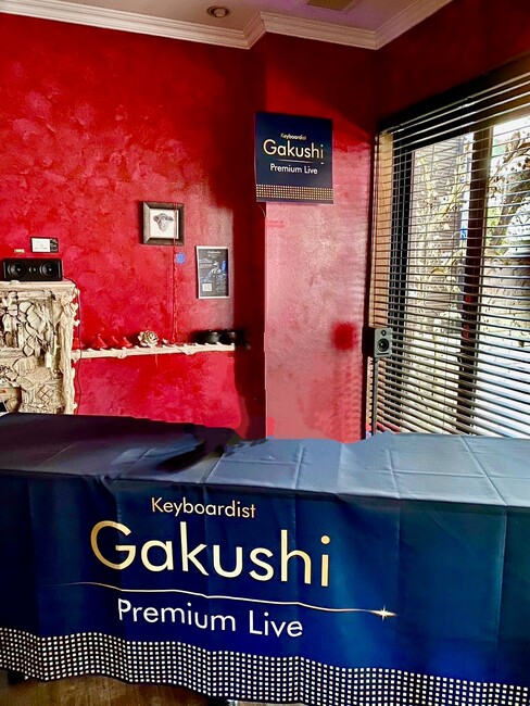 ゴールド柄がゴージャスな雰囲気を演出するライブコンサート用オリジナルテーブルクロスを製作いたしました。