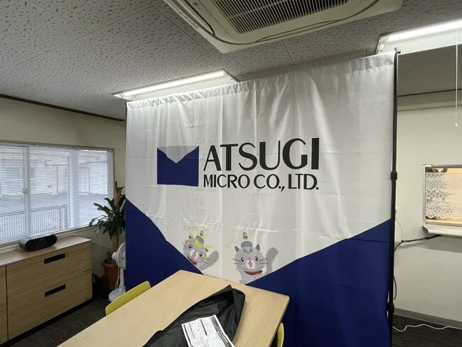 イメージキャラクターがアクセントの製造業者様の背景幕を製作いたしました。