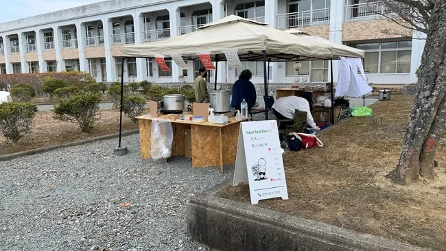 男の子のイラストがアイキャッチのカフェ店舗様の案内看板を製作いたしました。