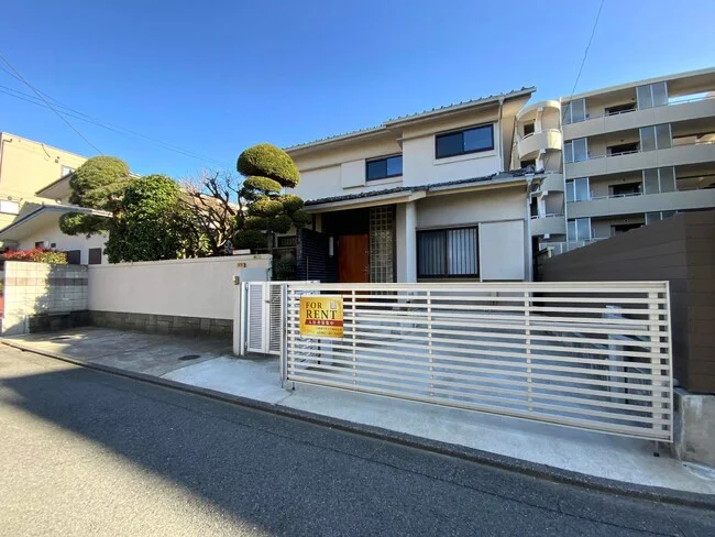 ゴールドグラデーションがよく映える！不動産関連企業様のプレート看板を製作いたしました。