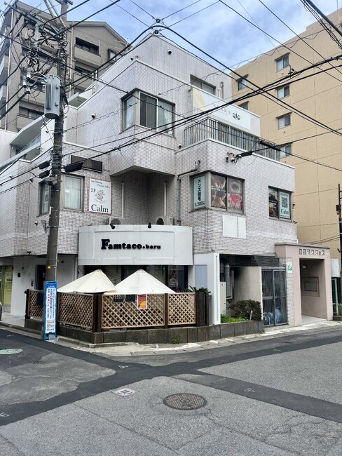 窓全面を広告媒体に。美しい写真で魅せるビューティーサロン様のウィンドウサインを製作いたしました。