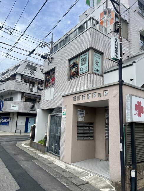 窓全面を広告媒体に。美しい写真で魅せるビューティーサロン様のウィンドウサインを製作いたしました。