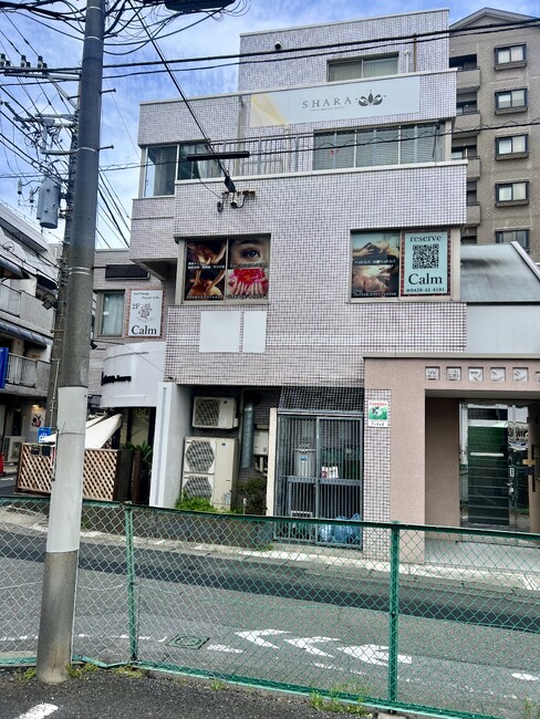 窓全面を広告媒体に。美しい写真で魅せるビューティーサロン様のウィンドウサインを製作いたしました。