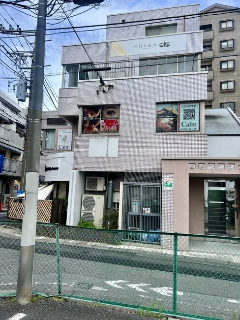 窓全面を広告媒体に。美しい写真で魅せるビューティーサロン様のウィンドウサインを製作いたしました。