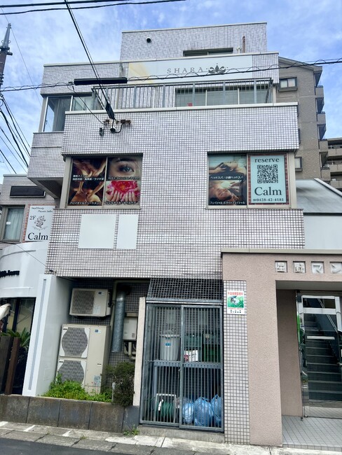 窓全面を広告媒体に。美しい写真で魅せるビューティーサロン様のウィンドウサインを製作いたしました。