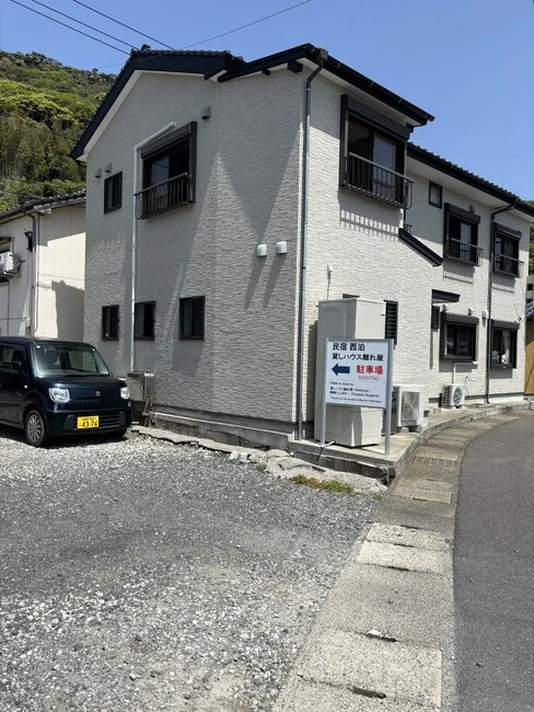 大きな矢印と赤文字で駐車場も分かりやすい民宿様の案内看板を製作いたしました。