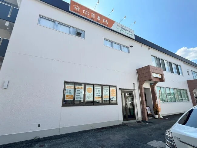 発色の良いオレンジ色が目を引く司法書士事務所様のウィンドウサインを製作いたしました。